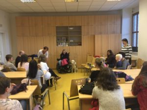 Studenti v rámci Týdne pro inkluzi 2018 debatují s vozíčkářkou Květou Krčmářovou. 